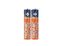 Twee oranje en blauwe alkalinebatterijen op een zwarte achtergrond.