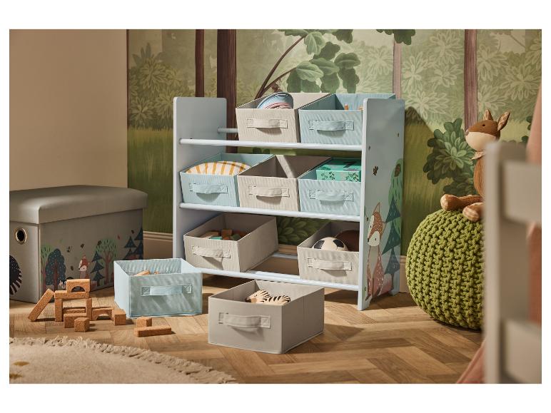 Kinderrek voor speelgoed met stoffen opbergbakken en bosthema.