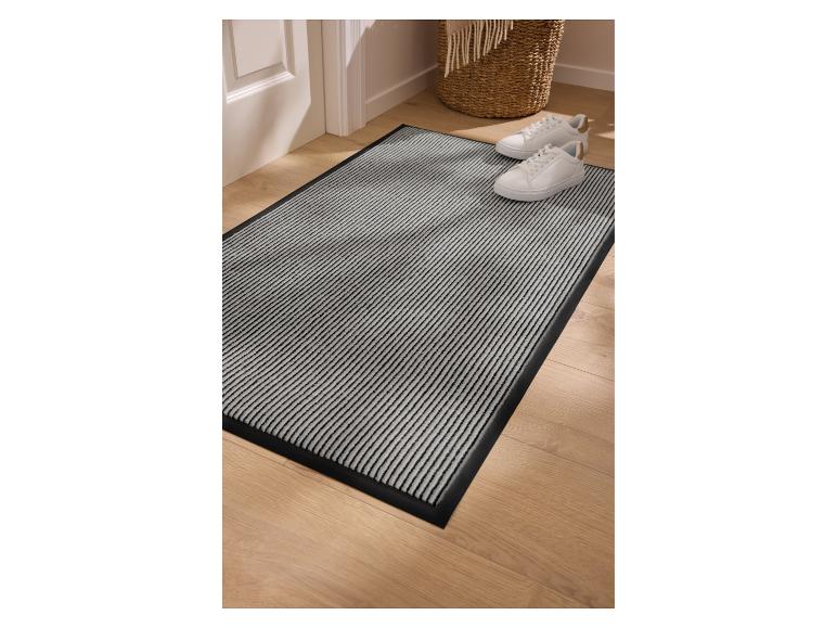 LIVARNO home schoonloopmat in het grijs met witte sneakers