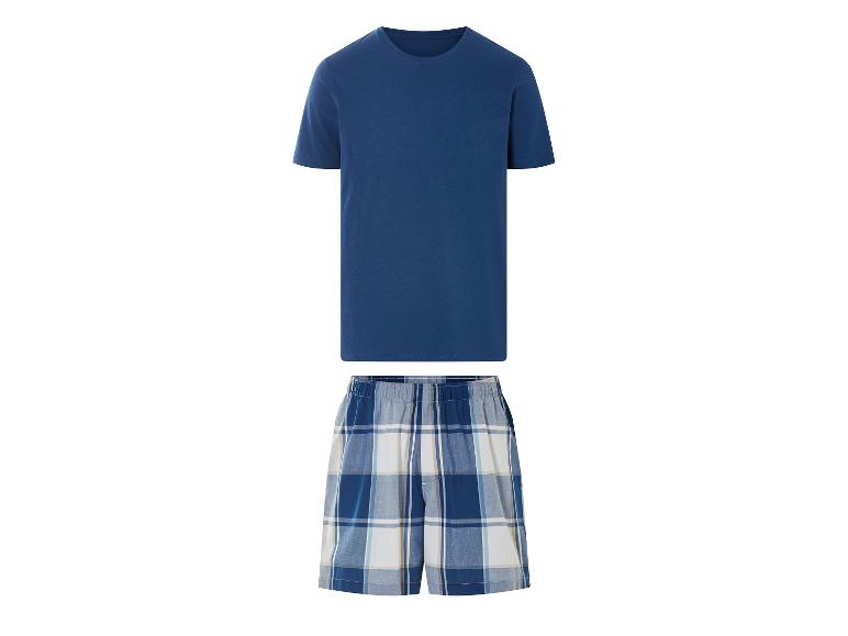 Donkerblauwe pyjama: t-shirt en geruite korte broek.
