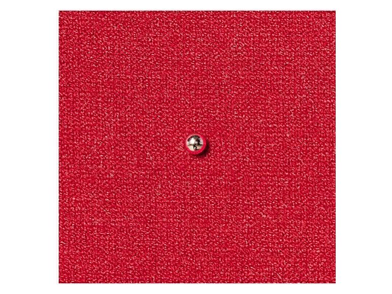 Een zilveren knop op een rode ondergrond.