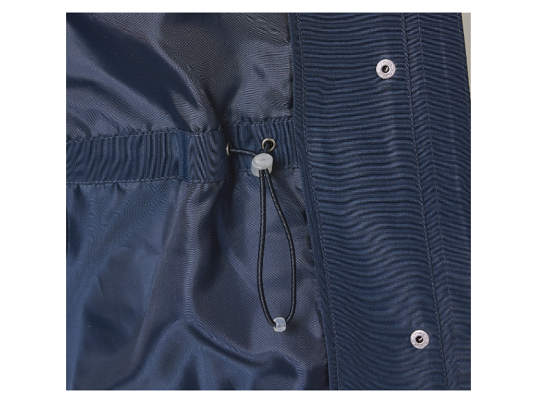 Koordsluiting op een donkerblauw jack.