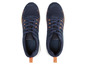 Twee blauwe sneakers met oranje accenten