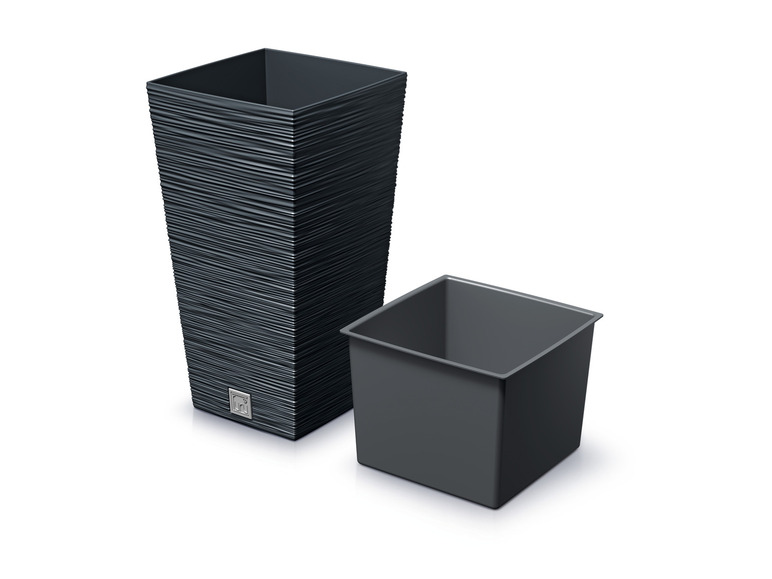 Twee zwarte bloempotten, een hoge met ribbels en een lage vierkante.