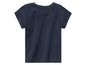 Een donkerblauw T-shirt met korte mouwen.