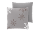 Twee grijze sierkussens met sneeuwvlokmotieven.