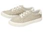 Een paar beige canvas sneakers met witte veters.