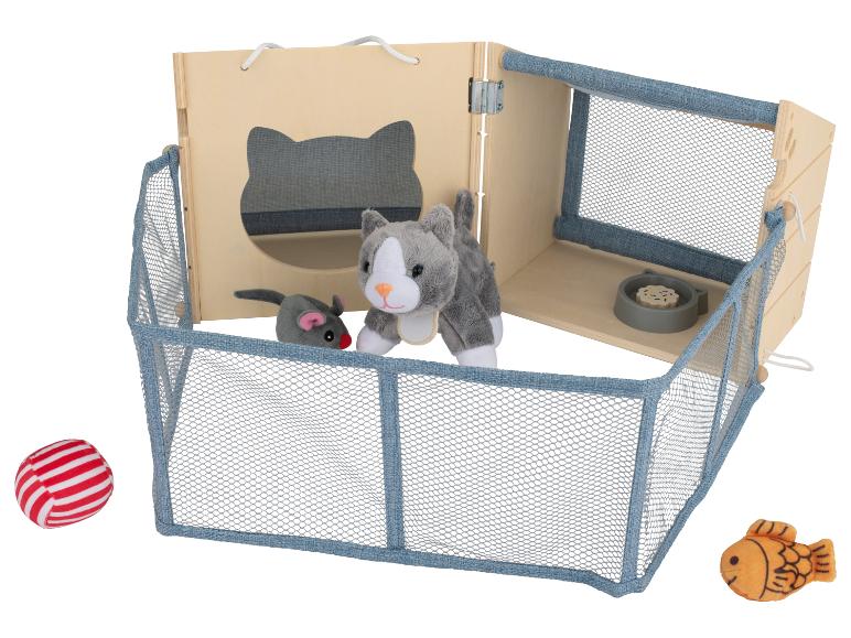 Houten kattenhuis met pluchen speelgoed en accessoires