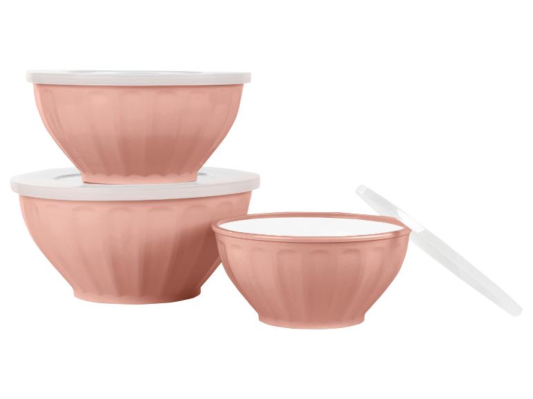 Set van drie roze kommen met deksels.