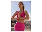 Felle roze sport bh en leggings tijdens een buitenyogasessie.