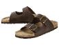 Paar bruine sandalen met twee bandjes, kurkzolen en metalen gespen