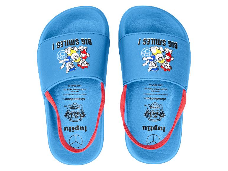 Blauwe sandalen met rode band en puppyprint met de tekst 'BIG SMILES!'.