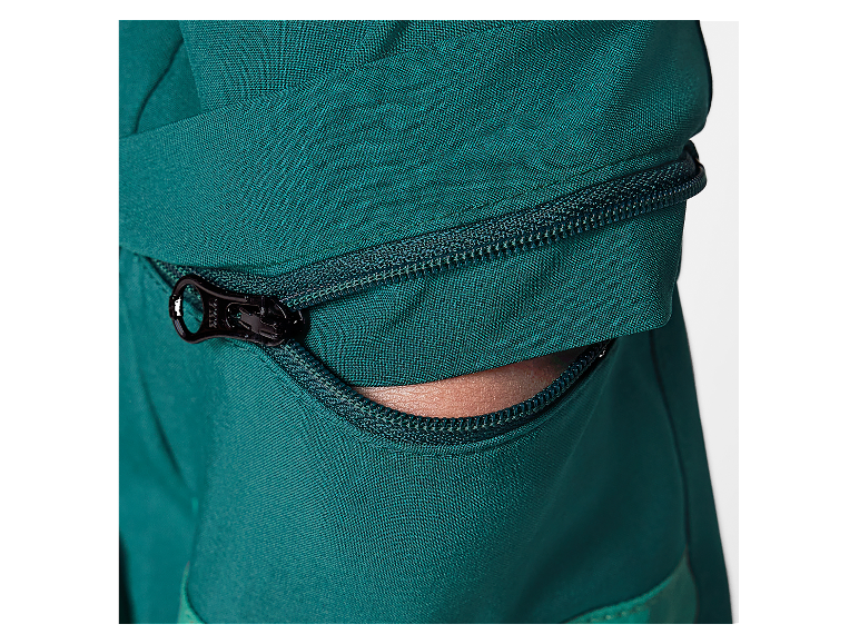 Ritssluiting op een donkergroen kledingstuk.