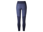 Donkerblauwe leggings met een bladerenpatroon.