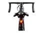 Een zwarte racefiets met een rood achterlicht.