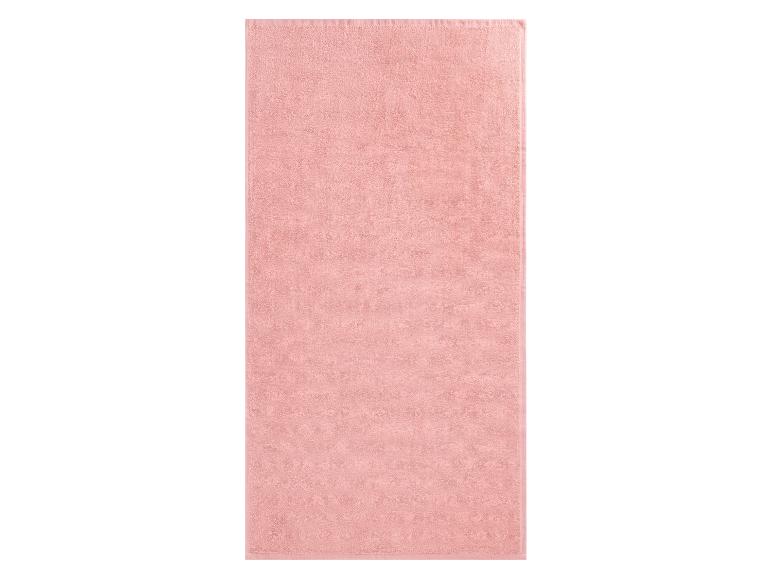 Zachte en absorberende perzikroze handdoek.