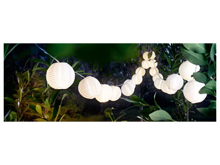 Buitenverlichting met witte lampionnen.
