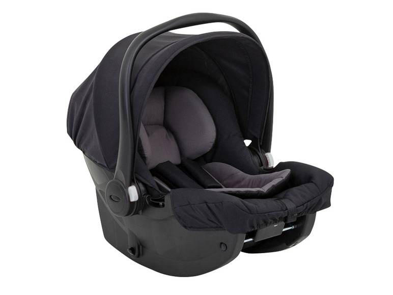 Een zwarte babyautostoel met een zonnekap.