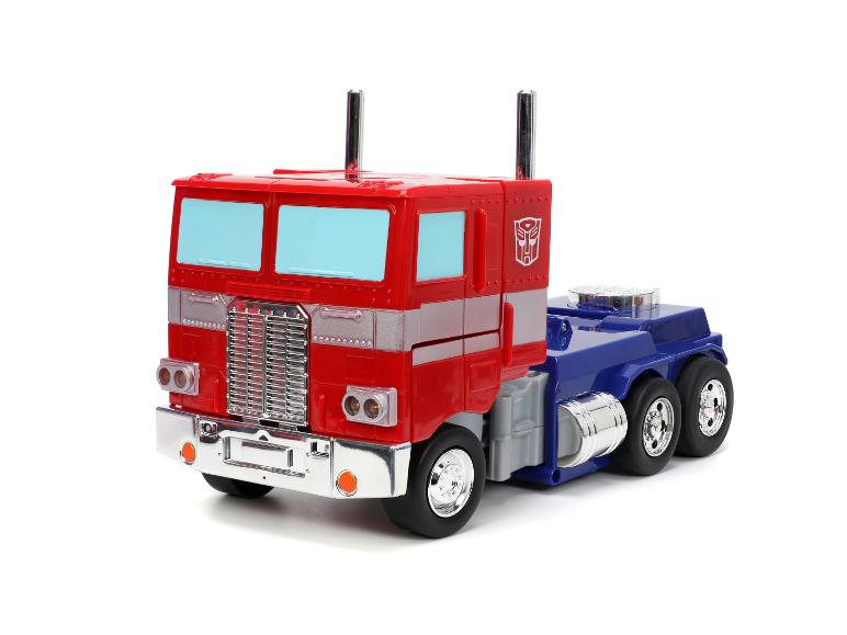 Een Optimus Prime speelgoed, een rode en blauwe vrachtwagen, op een witte achtergrond.