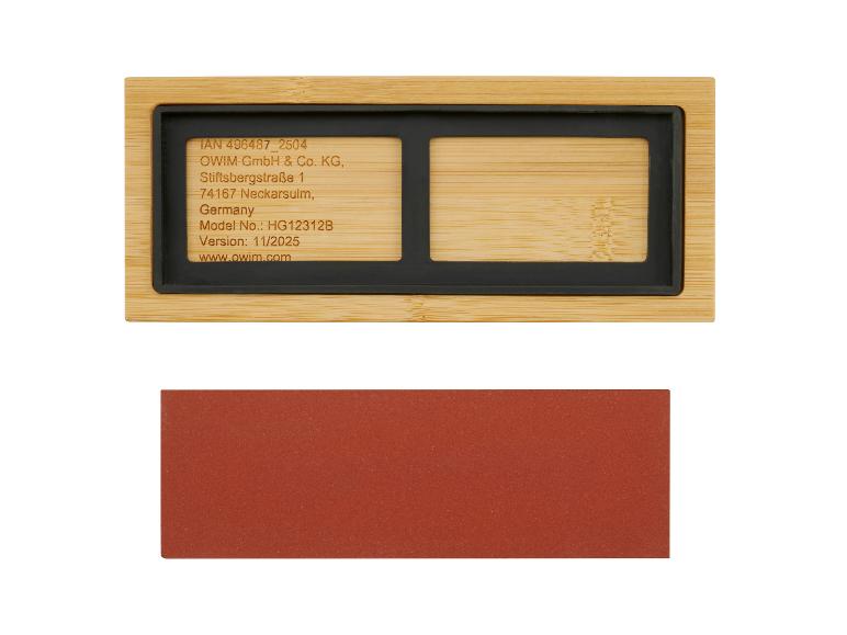 Houten houder met gegraveerde tekst en rode slijpsteen.