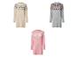 Drie jacquard gebreide sweaterjurken in beige, grijs en roze.