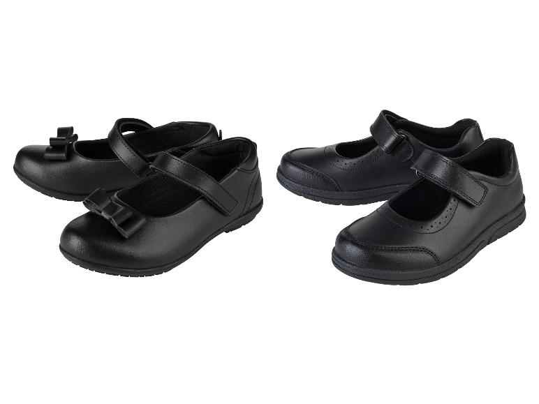 Twee paar zwarte schoenen voor meisjes, één paar met strik.