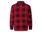 Een rood-zwart geruit fleece overhemd.