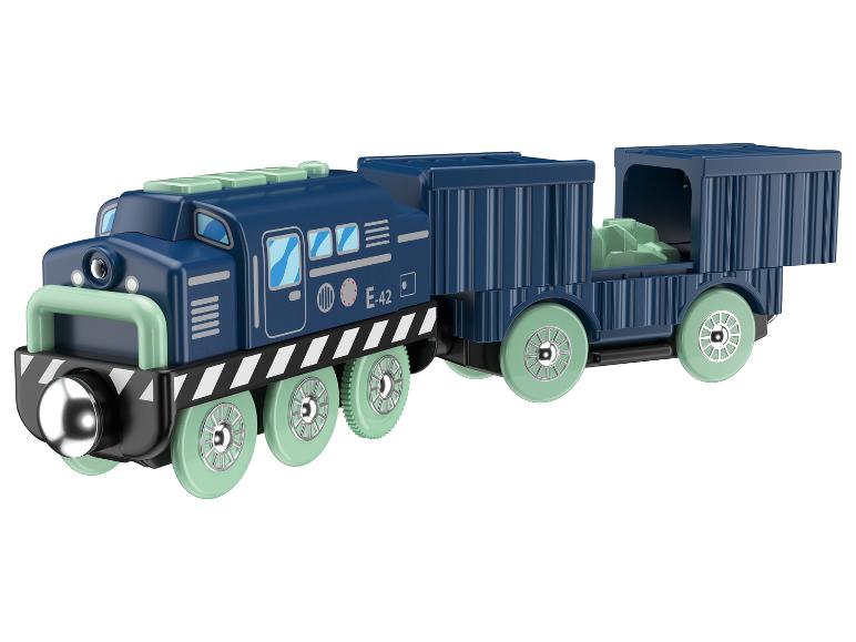 Blauwe en groene speelgoedtrein met goederenwagons.