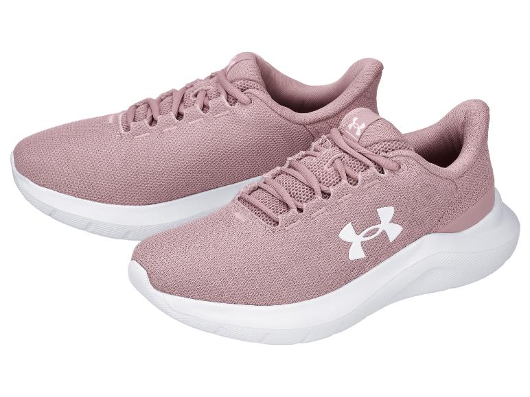 Een paar roze Under Armour sneakers met witte zool.