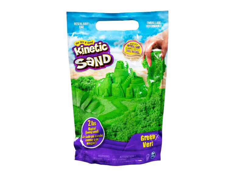 Groene zak van 2 pond kinetisch zand met een zandkasteel.