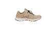 Beige sportschoen met snelsluiting en ademende mesh panelen.