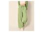 Groene wijde broek met trekkoord en bijpassend jasje, met een crèmekleurige crop top.
