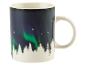 Een mok met een afbeelding van het noorderlicht boven een bos.