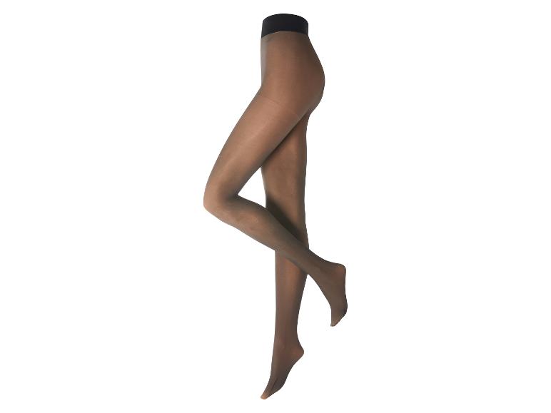 Donkere panty op een paspop, met één been over het andere gekruist.