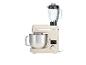 Een crèmekleurige keukenmachine van SilverCrest met een glazen blender.