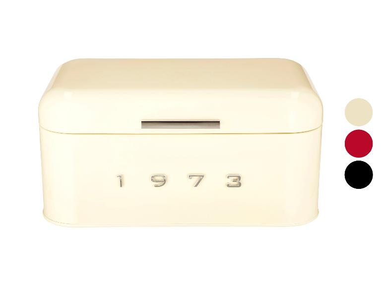 Een crèmekleurige metalen broodtrommel met de tekst '1973'.