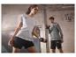 Twee mensen trainen met dumbbells en een kettlebell in een sportschool.
