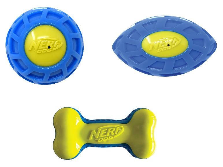 Een Nerf Dog bal, een Nerf Dog frisbee en een Nerf Dog bot.