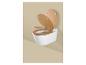 Witte wandgemonteerde toiletpot met houten zitting en deksel.