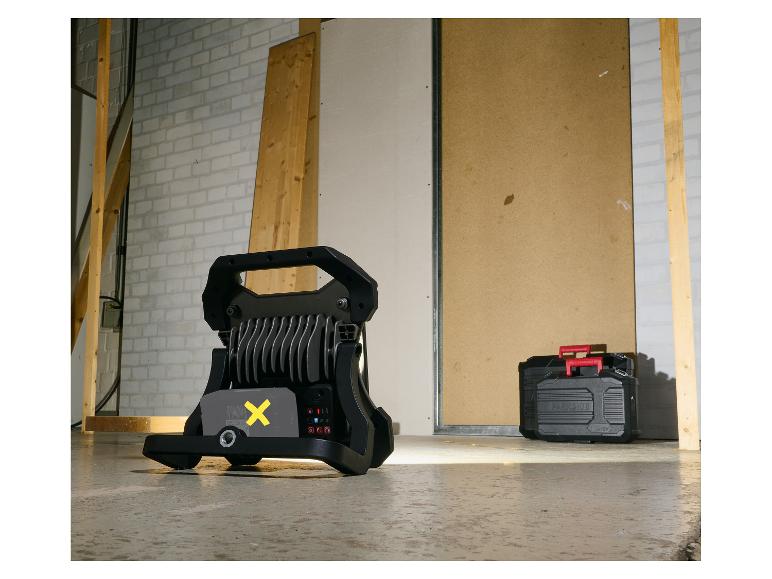 Werklamp en gereedschapskoffer in een werkplaats.