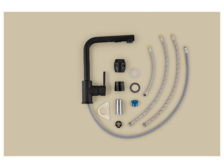 Gedemonteerde zwarte keukenkraan met slangen en montageonderdelen.