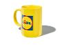 Gele mok met blauw en rood logo, met schaduw op een witte achtergrond.