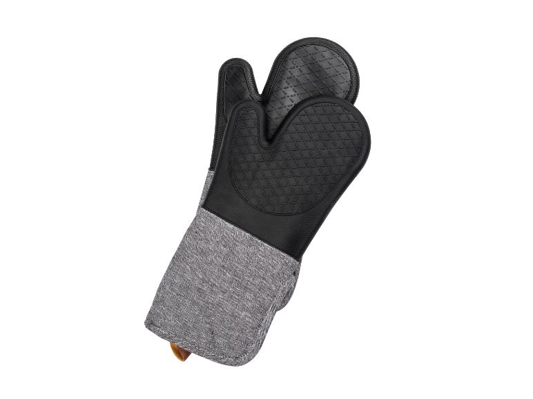 Ovenwanten van siliconen en grijze stof.