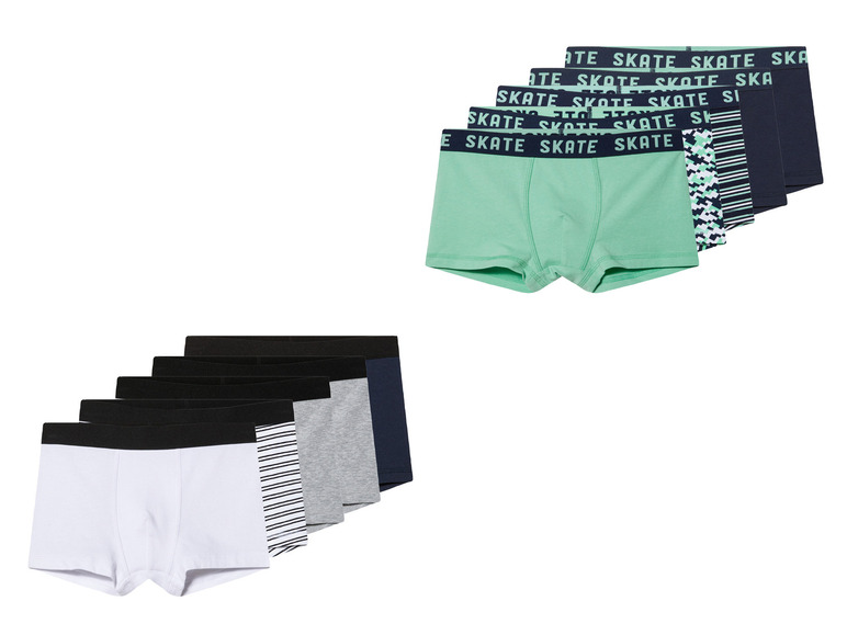 Een set boxershorts met verschillende prints en een wit paar met een zwarte rand.