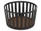 Ronde zwarte metalen mand met houten bodem.