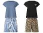 Twee pyjamasets: blauwe top met gestreepte shorts, zwarte top met luipaardprint shorts.