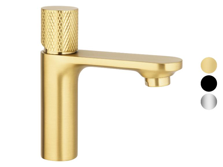 Een moderne, gouden eenhendelmengkraan met een gekarteld bovenstuk.