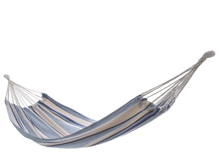 Blauw-beige gestreepte hangmat voor ontspanning.