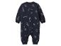 Donkerblauwe baby jumpsuit met witte dierenprints zoals giraffen, zebra's en krokodillen.