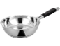 Glanzende roestvrijstalen steelpan met zwart handvat.